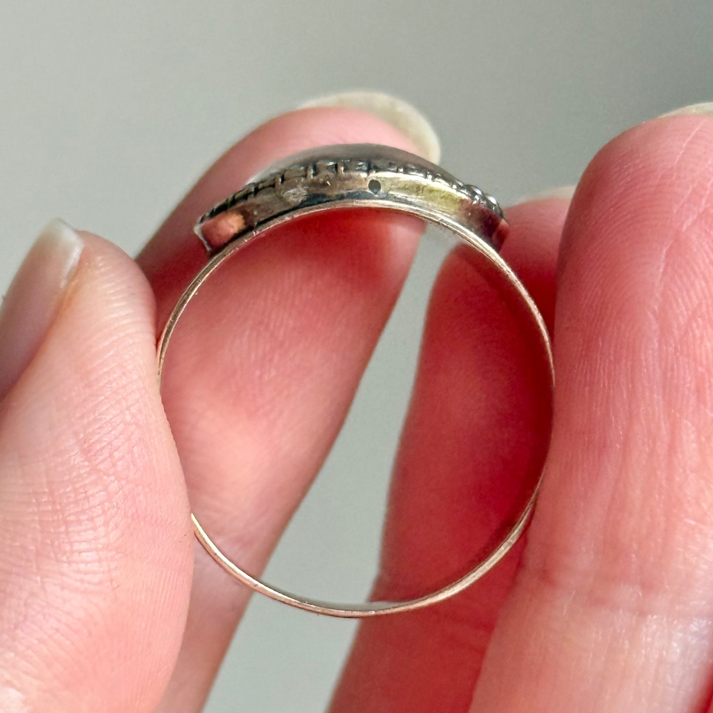 Georgian Mourning Ring in 9 Carat Gold; Circa 1820