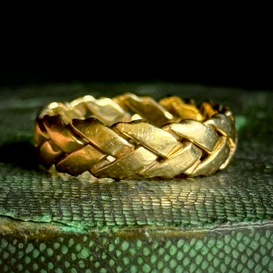 Vintage Woven Band in 9 Carat Gold