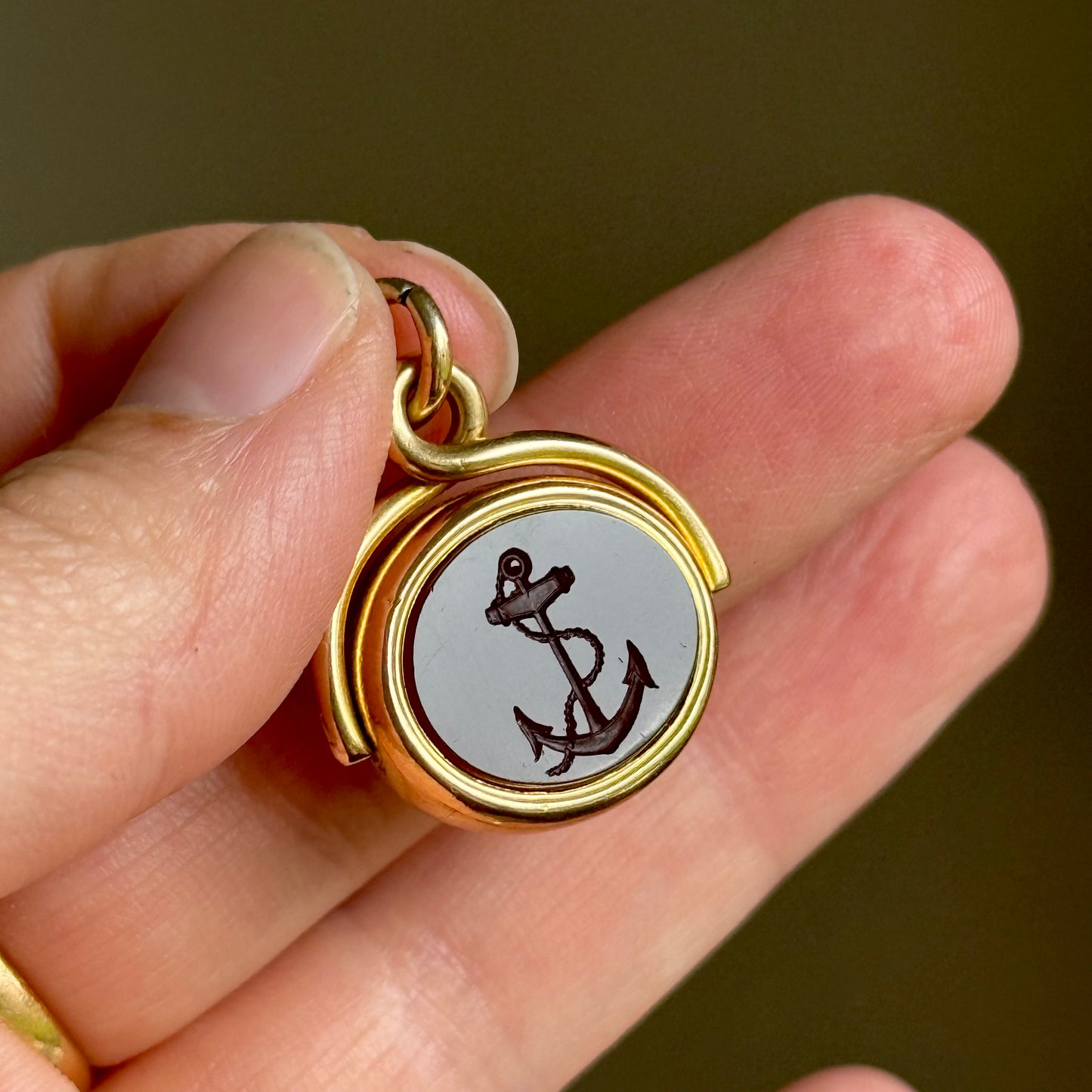 Victorian Anchor Agate Fob Pendant in 18 Carat Gold