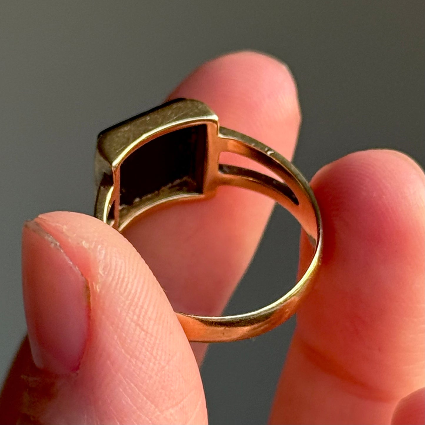 Antique Victorian Intaglio Signet Ring in 18 Carat Gold