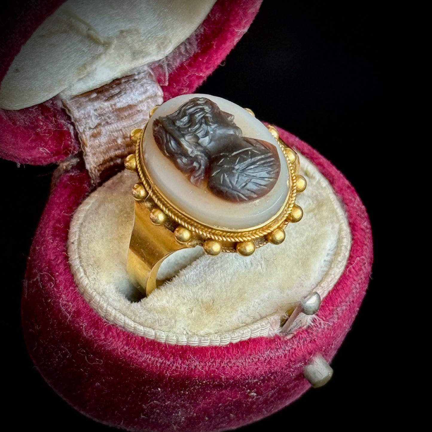 Victorian Carved Agate Cameo Ring in 15 Carat Golf
