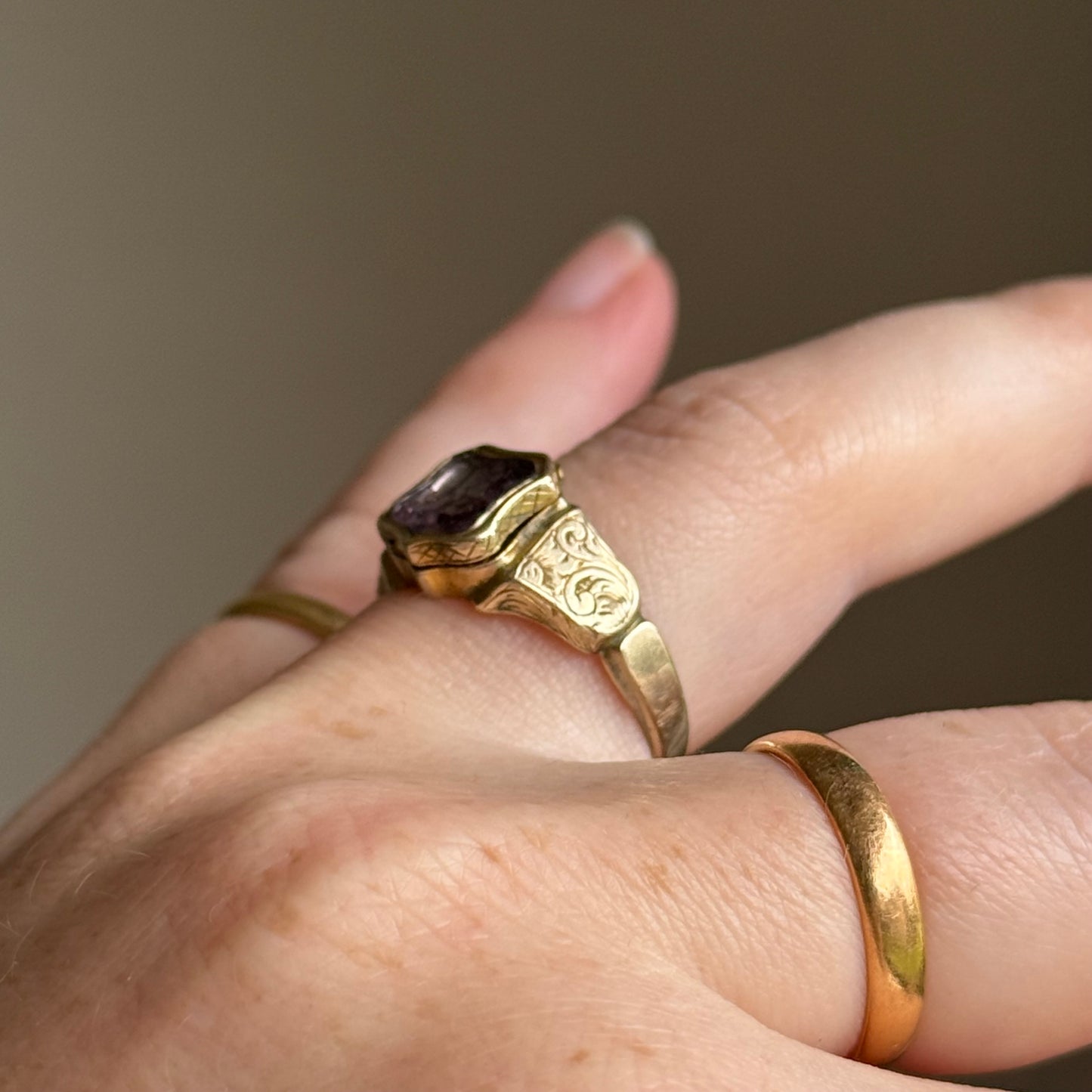 Antique Victorian Hinged Locket Signet Ring in 9 Carat Gold