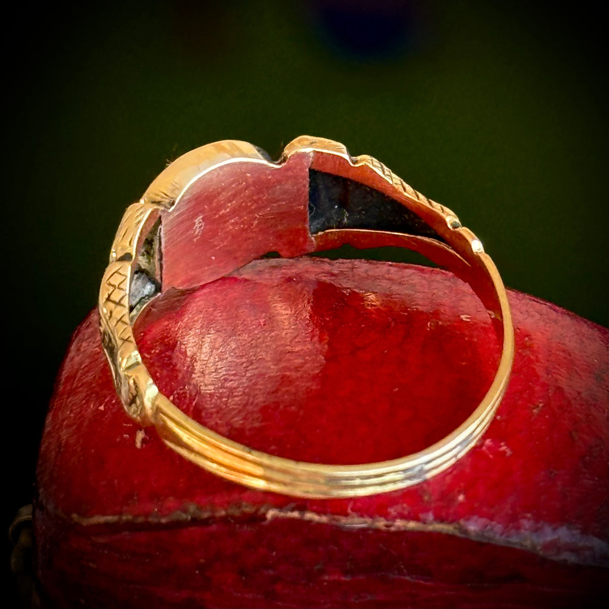 Georgian Locket Ring in 15 Carat gold; Circa 1800