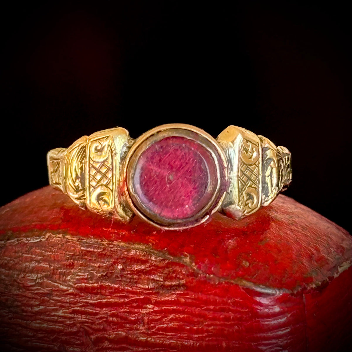 Georgian Locket Ring in 15 Carat gold; Circa 1800
