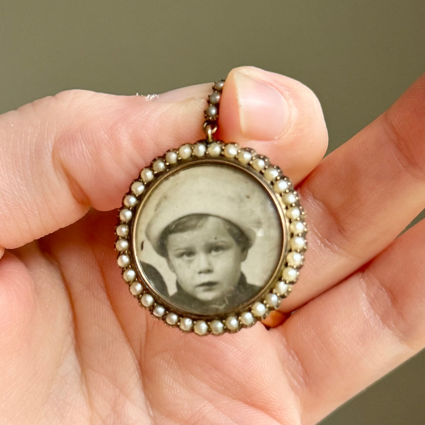 Antique Open Locket Pearl Pendant in 9 cara Gold