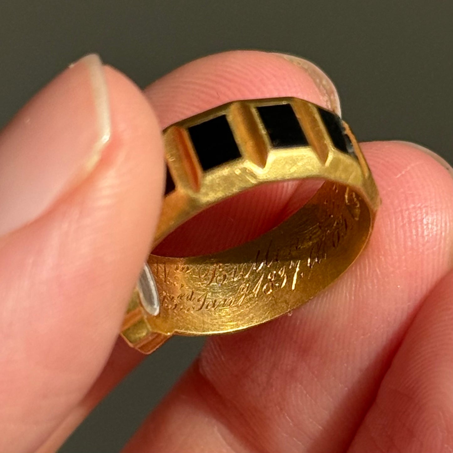 Georgian Locket Mourning ring in 18 Carat Gold; Circa 1836