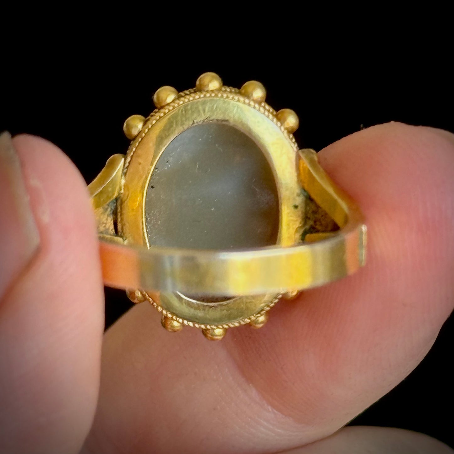 Victorian Carved Agate Cameo Ring in 15 Carat Golf