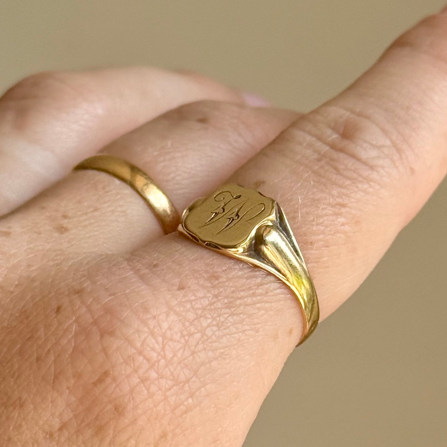 Antique Monogram 'W' Signet Ring in 18 Carat Gold