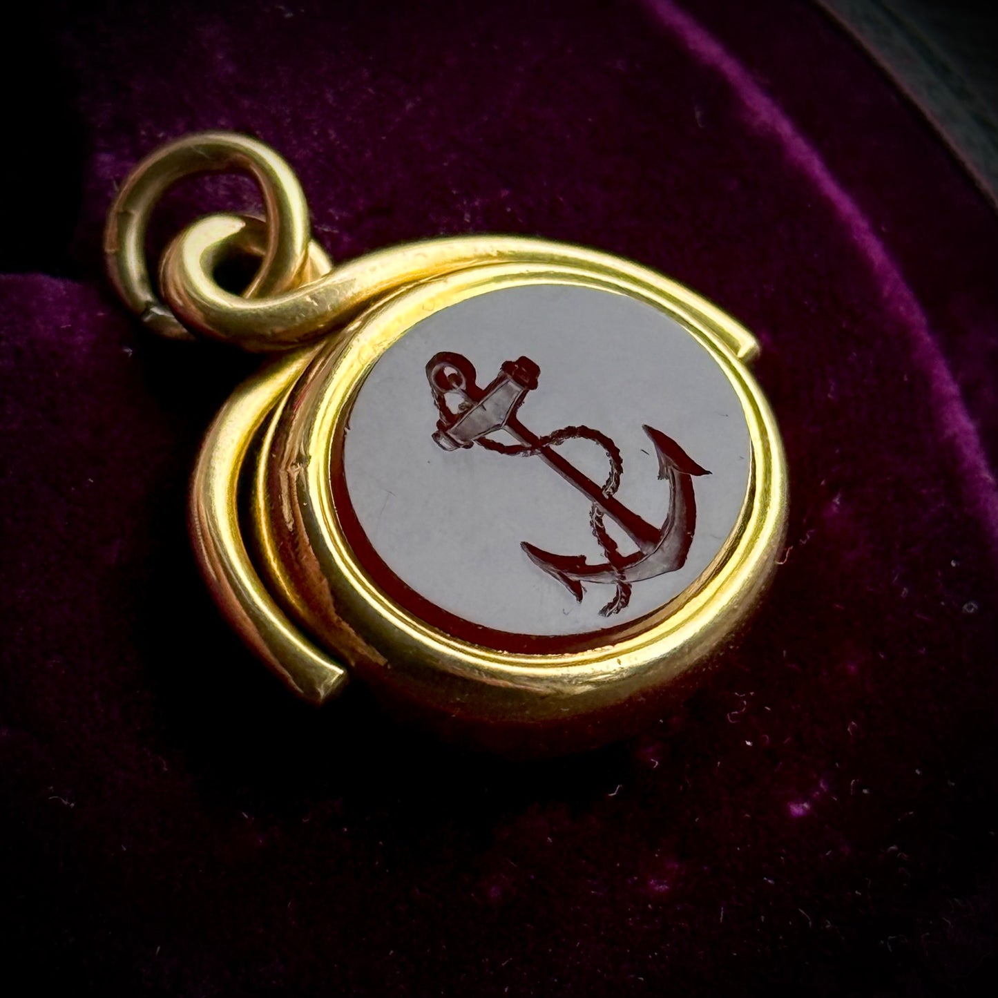 Victorian Anchor Agate Fob Pendant in 18 Carat Gold