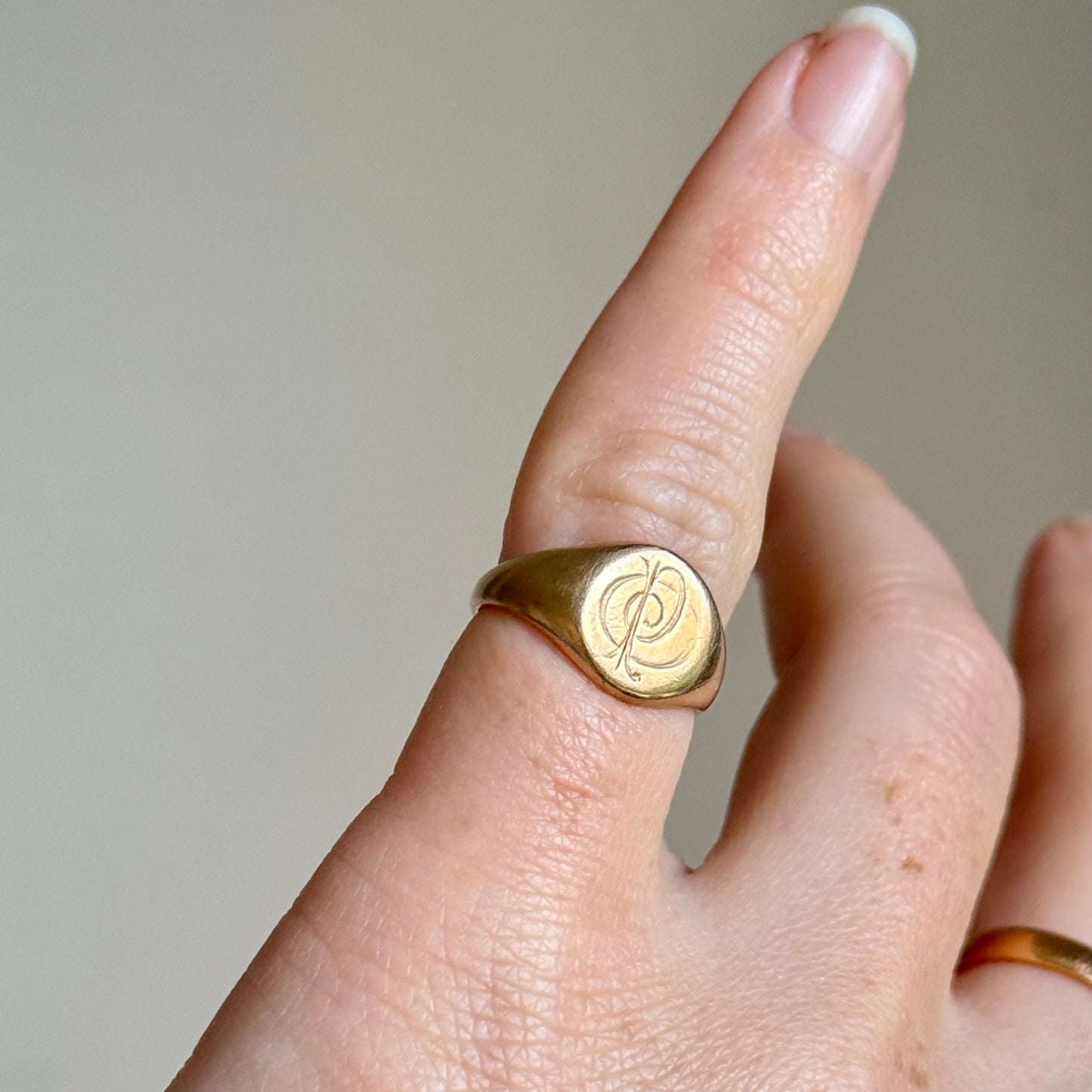 Monogramed Signet Ring in 9 carat Gold; Circa 1930