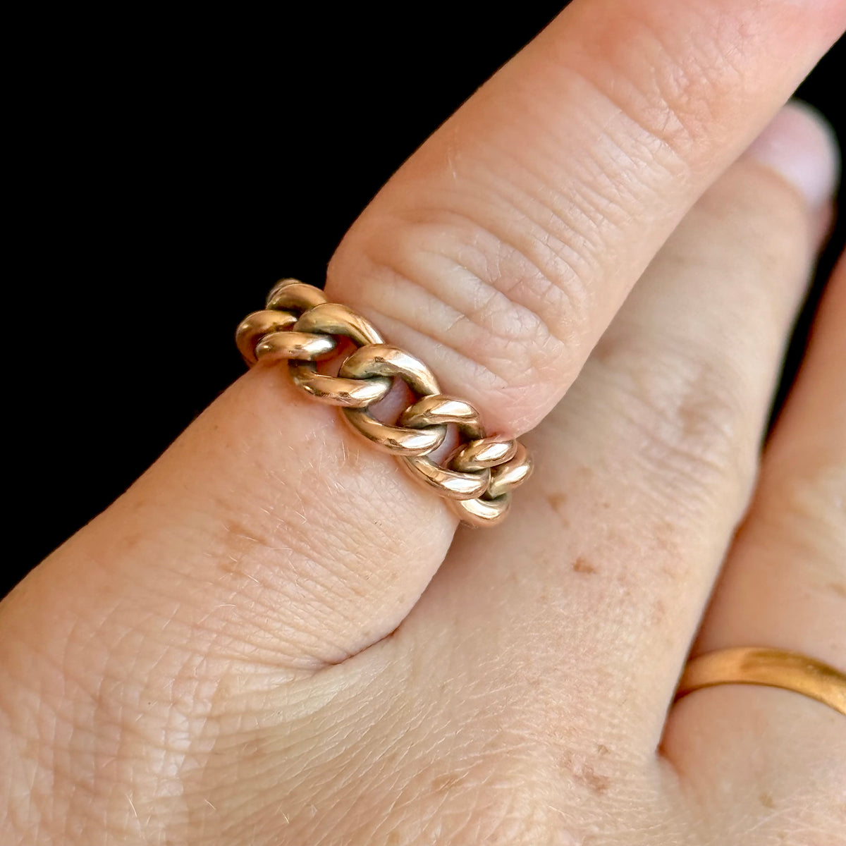 Antique Curb Chain Ring in 9 Carat Gold; Circa 1890