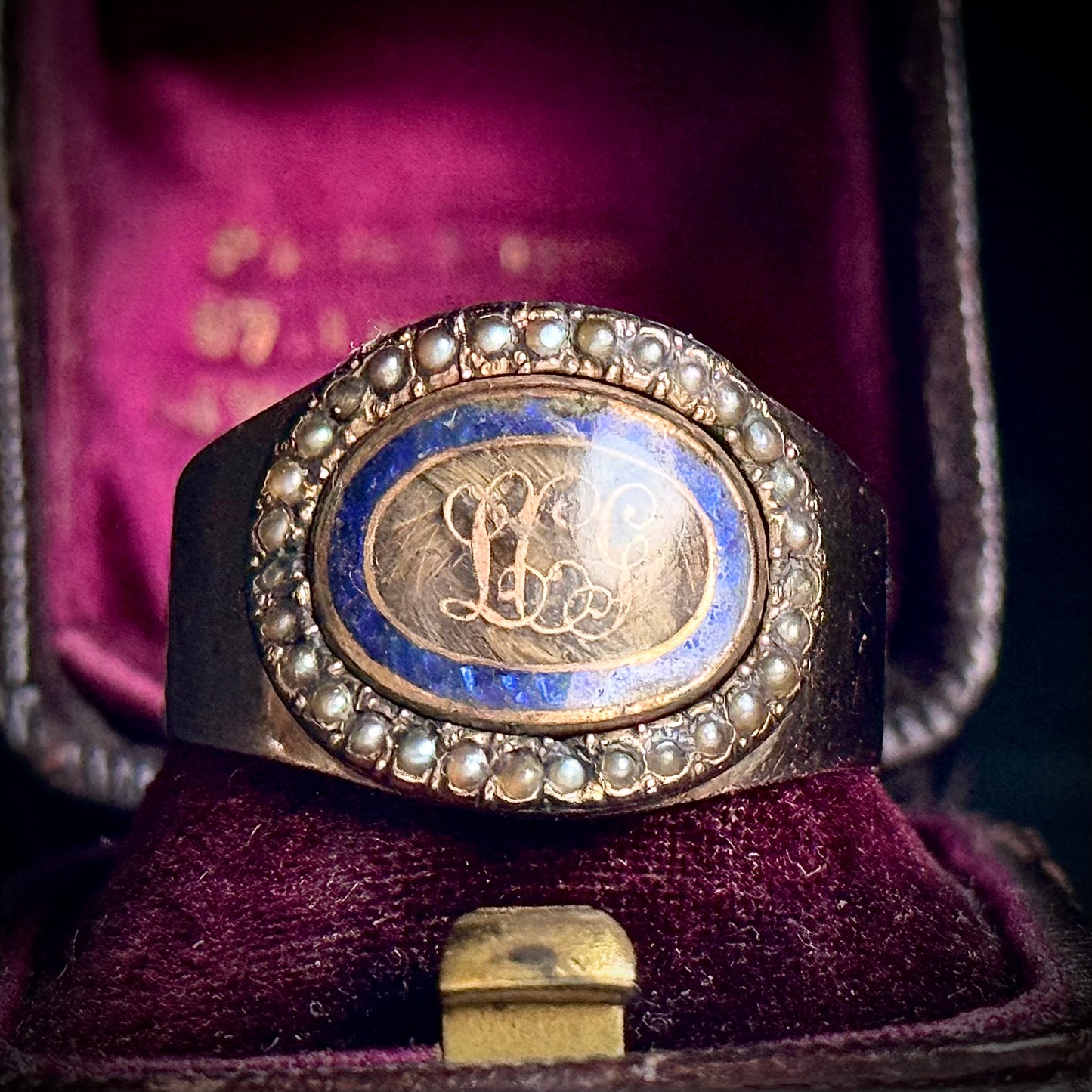 Georgian Mourning Ring in 9 Carat Gold; Circa 1820
