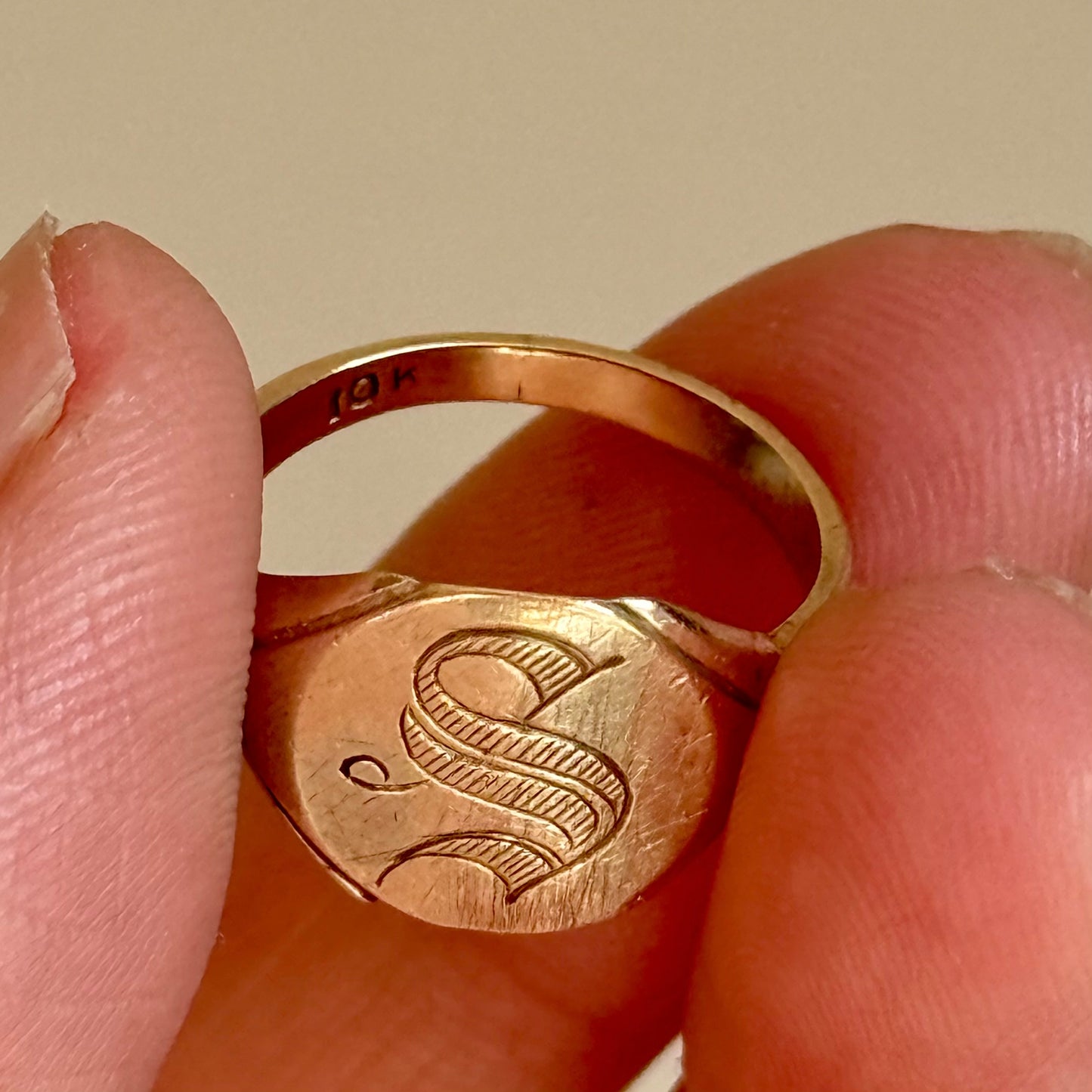 Antique Letter 'S' Signet Ring in 10 Carat Gold