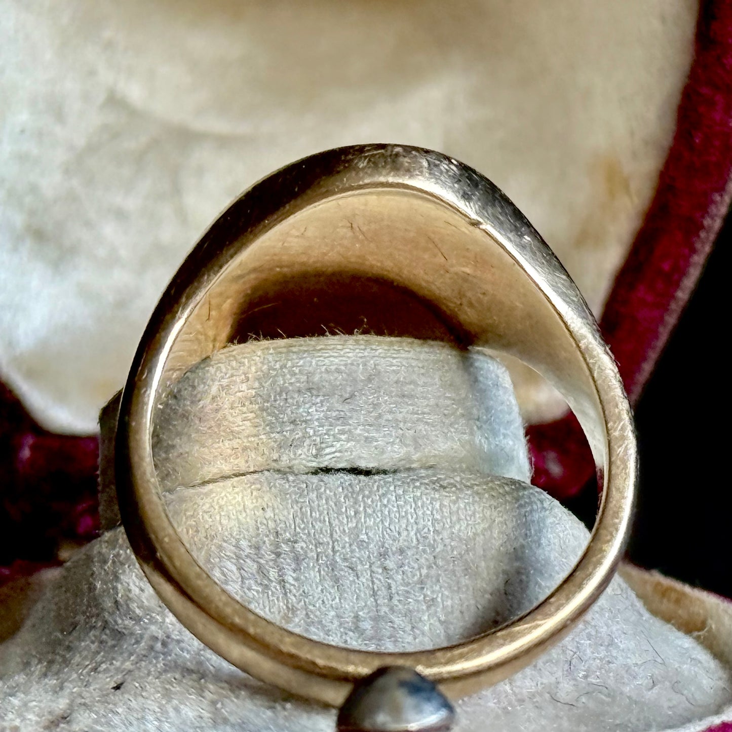 Vintage Lion & Laurel Signet Ring 9 Carat gold