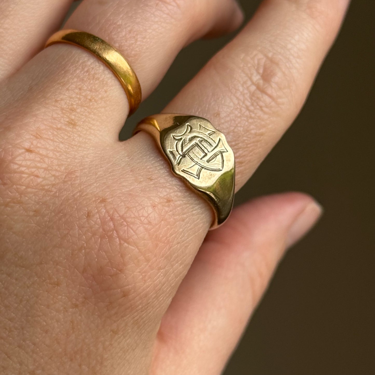 Antique Monogram 'Ruth' Signet Ring in 9 Carat Gold