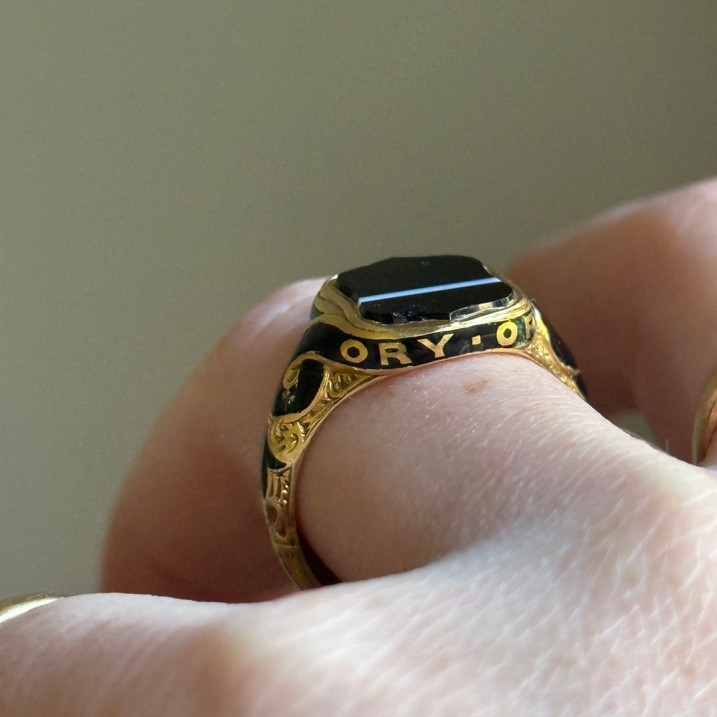 Victorian Agate Mourning Signet Ring in 18 Carat Gold