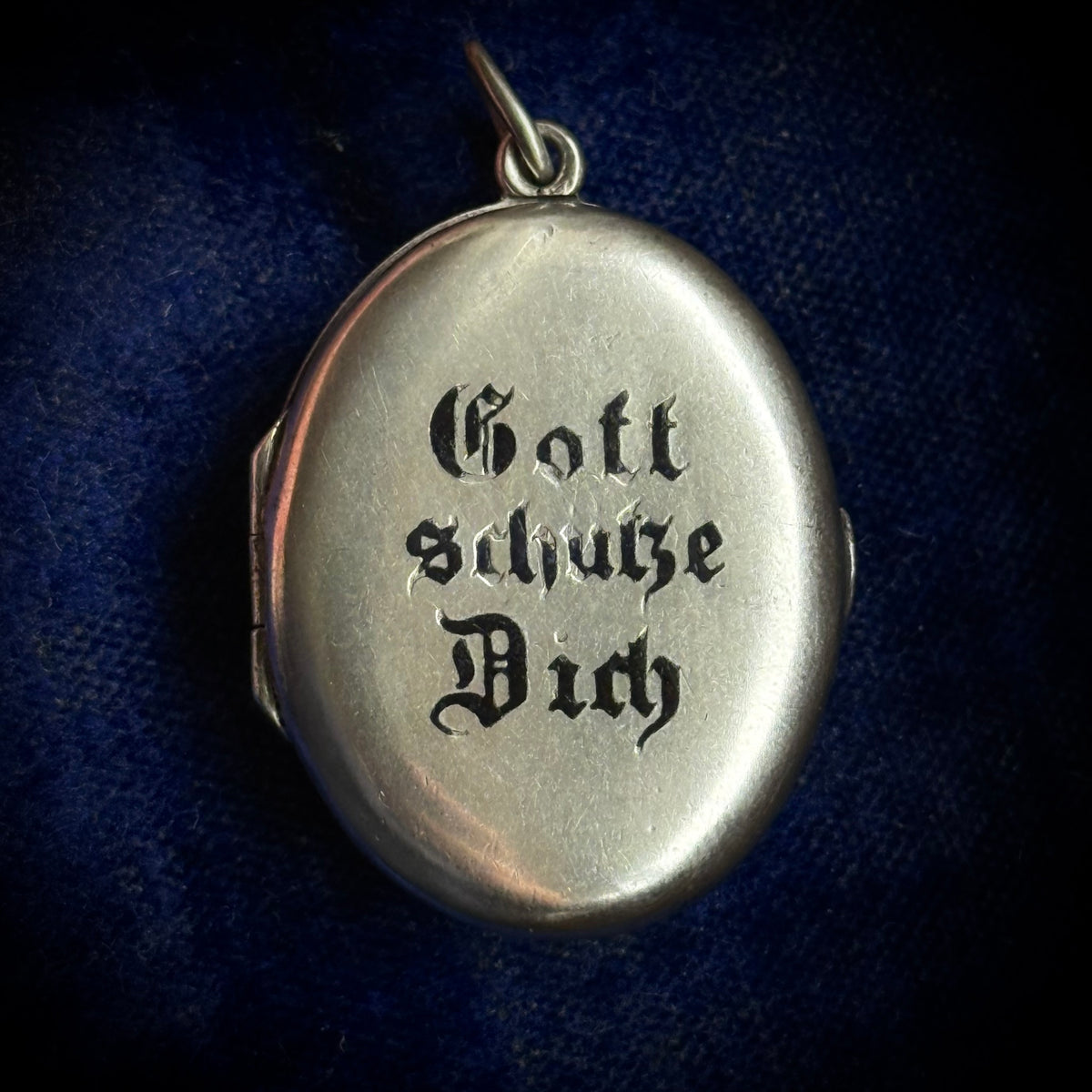 Antique Gott schütze dich Locket in Silver; Circa 1880