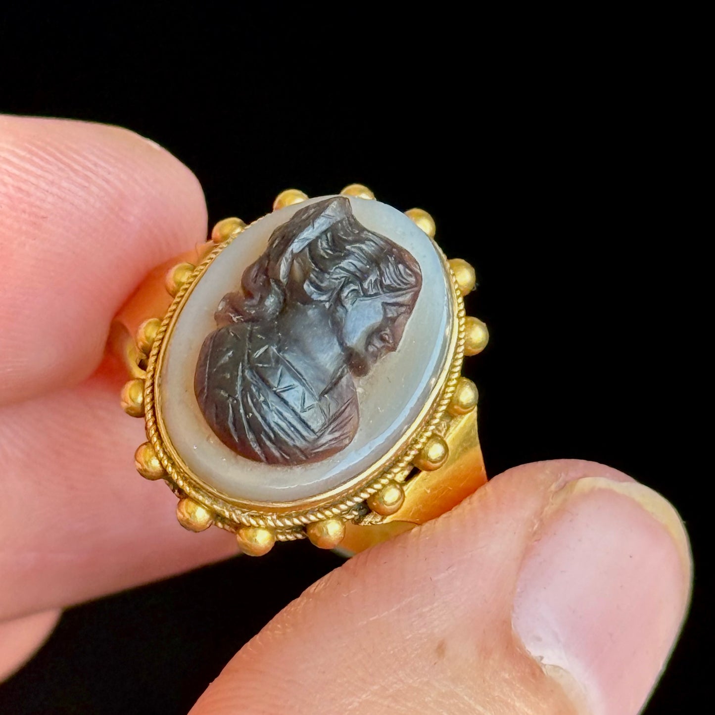 Victorian Carved Agate Cameo Ring in 15 Carat Golf