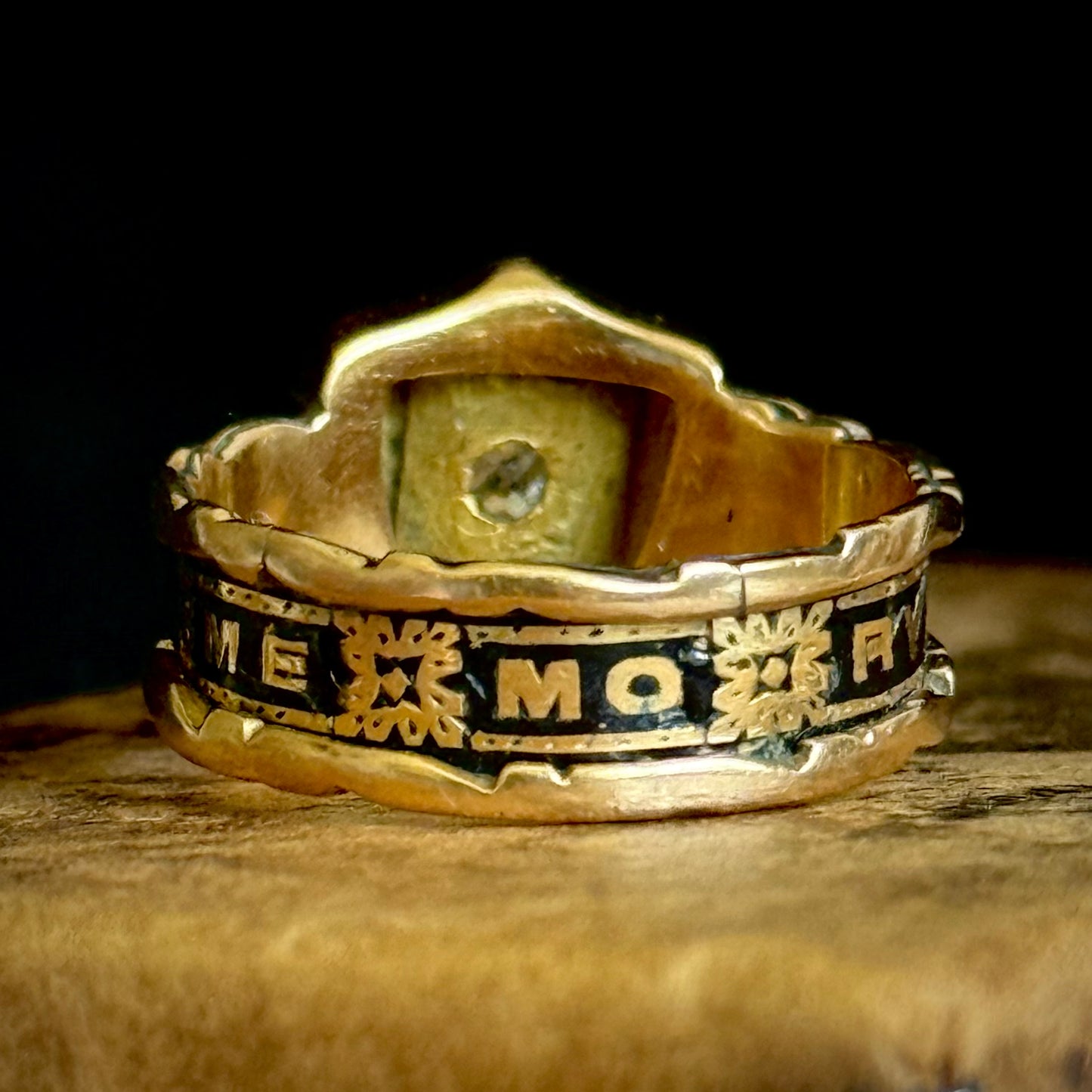 Antique victorian Mourning Ring in 18 Carat Gold