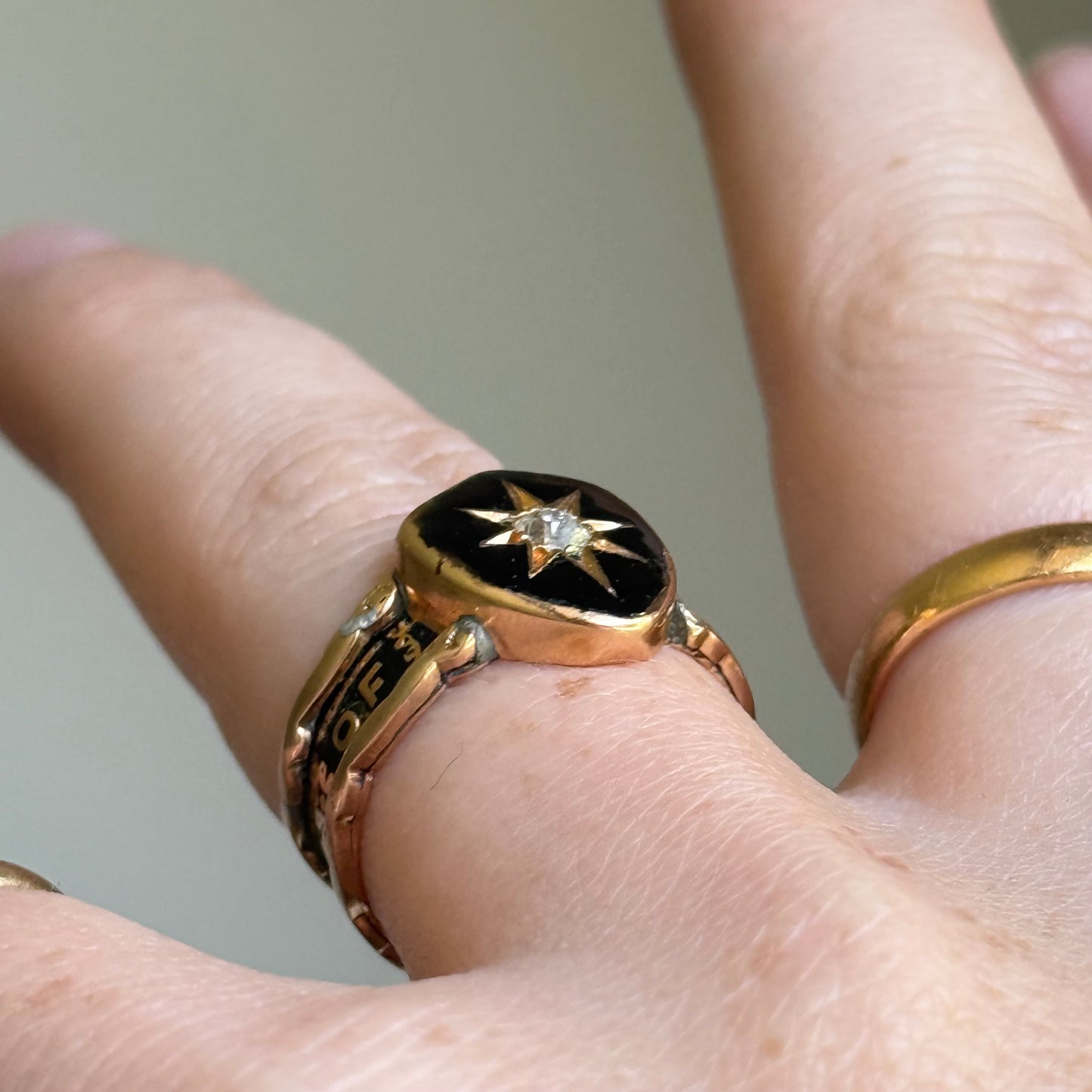 Antique victorian Mourning Ring in 18 Carat Gold