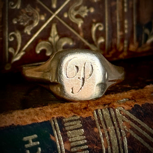 Antique Monogram 'P' Signet Ring in 9 Carat Gold