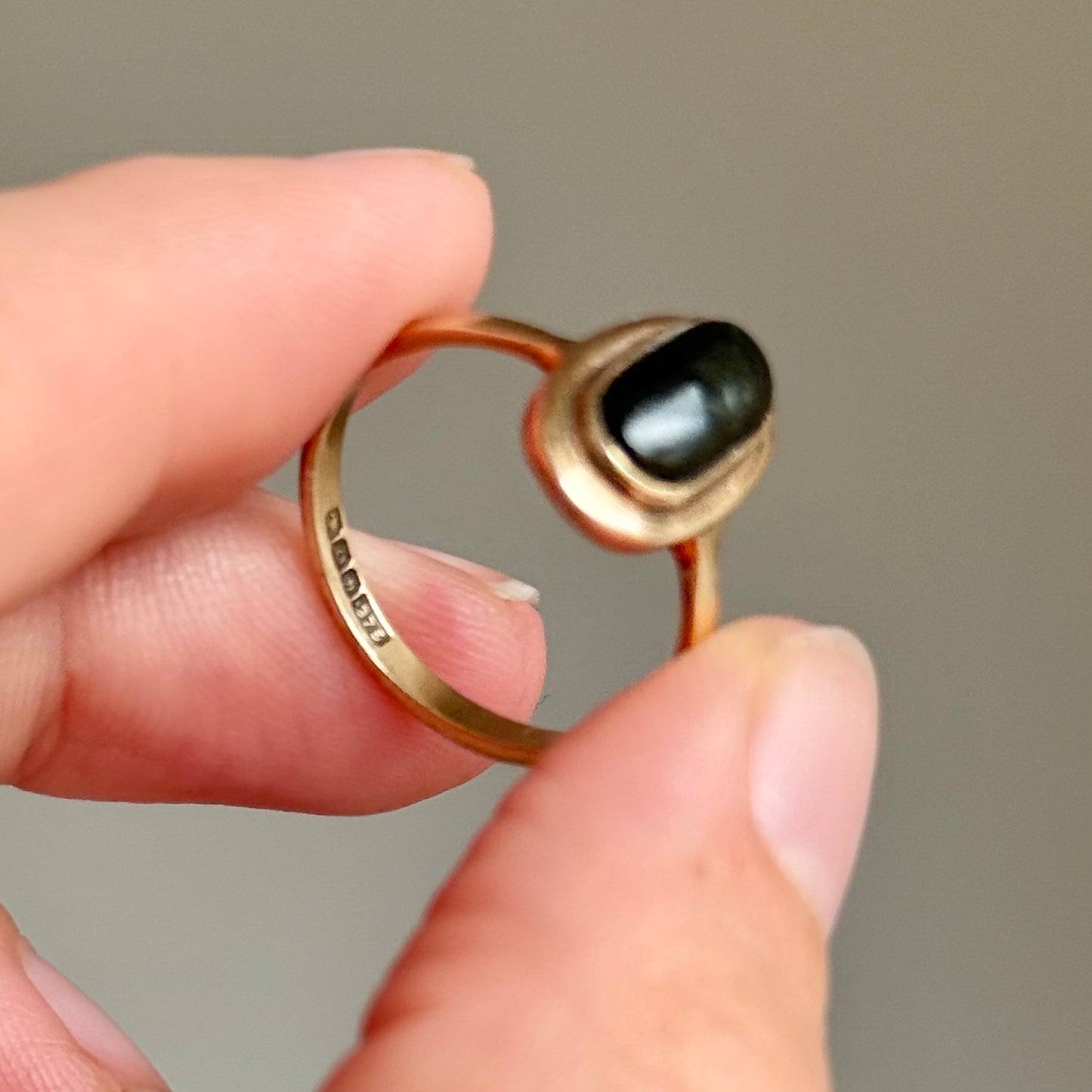 Vintage Irish Connemara marble Ring in 9 Carat Gold; Circa 1969
