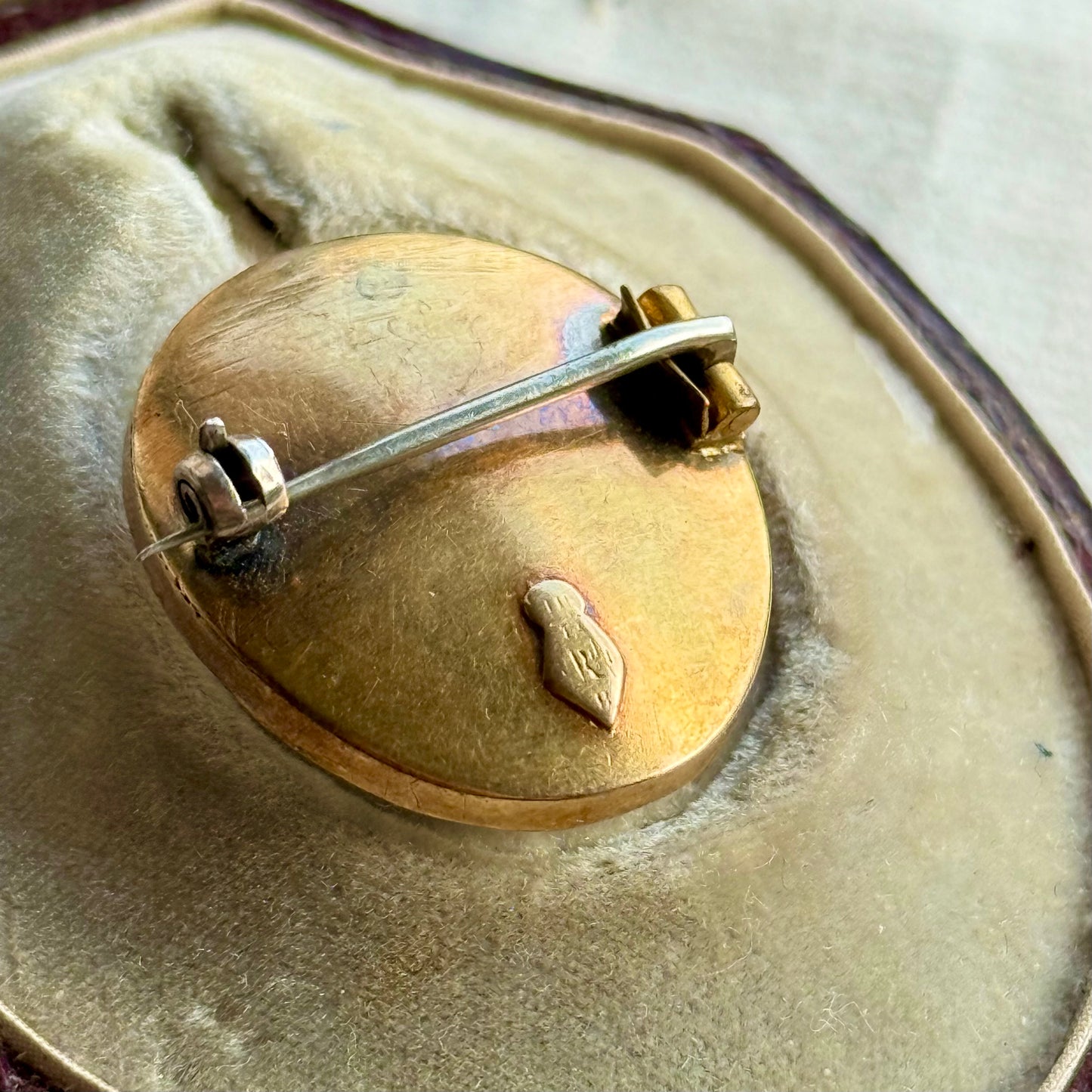 Victorian Lucky Essex Crystal Brooch in 9 Carat Gold; Circa 1860