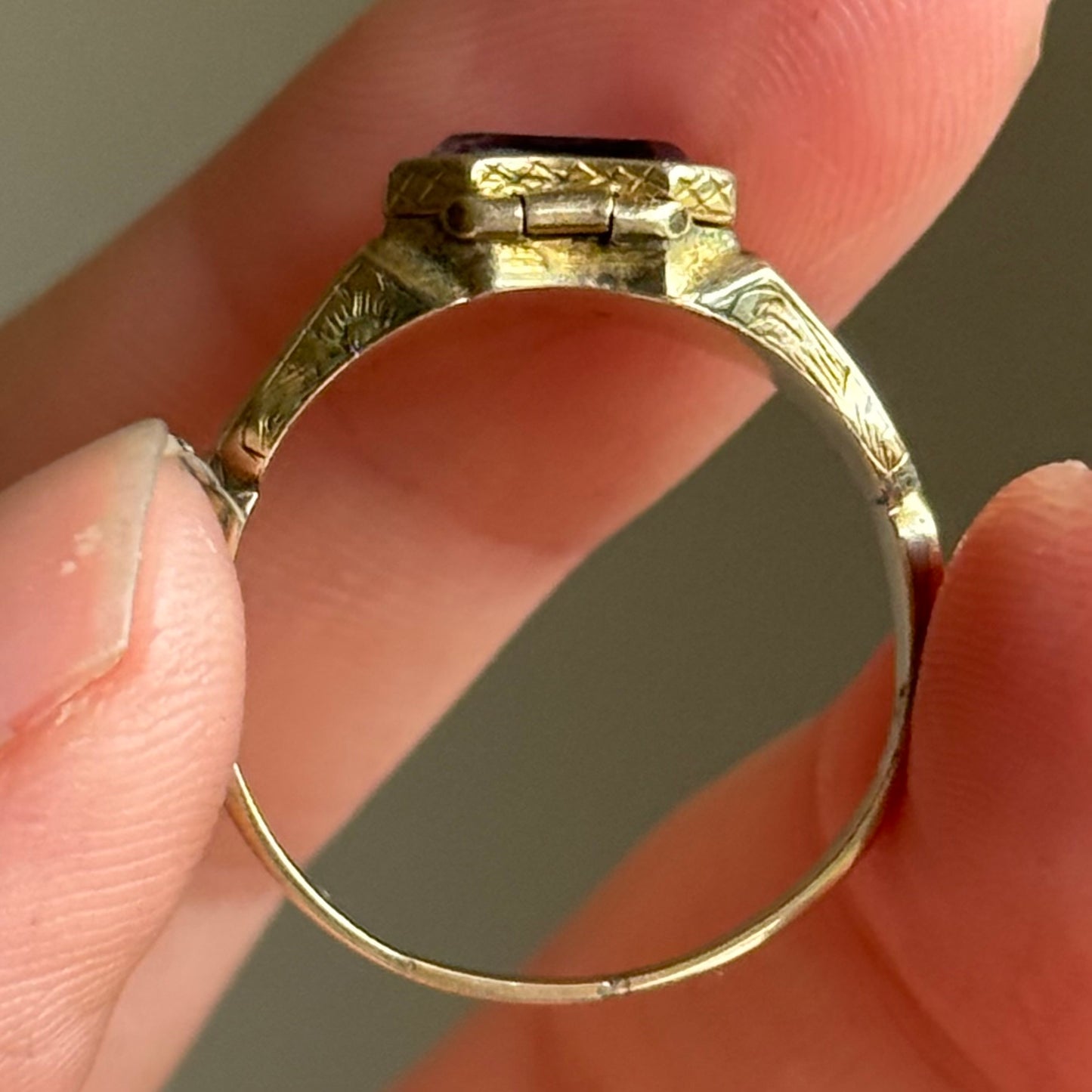 Antique Victorian Hinged Locket Signet Ring in 9 Carat Gold