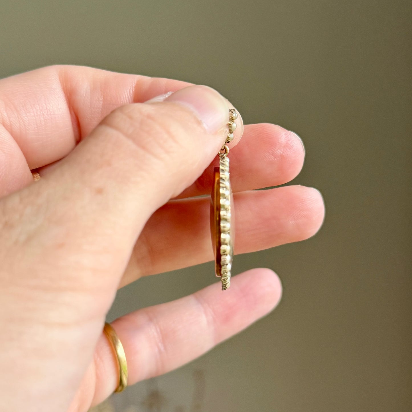 Antique Open Locket Pearl Pendant in 9 cara Gold