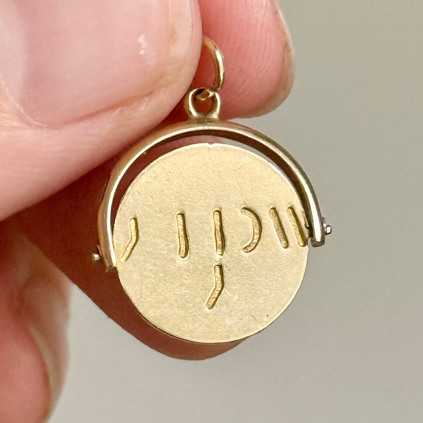 Vintage 'Y WORRY' Spinning Pendant in 9 Carat Gold; Circa 1960