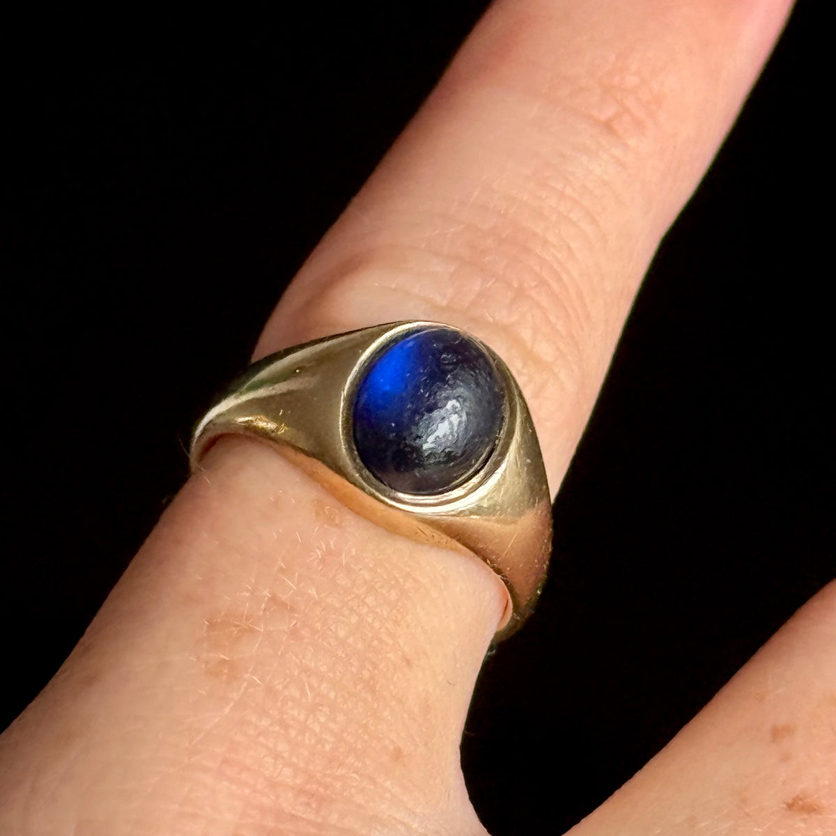 Vintage Synthetic Sapphire Ring 9 Carat gold; Circa 1961