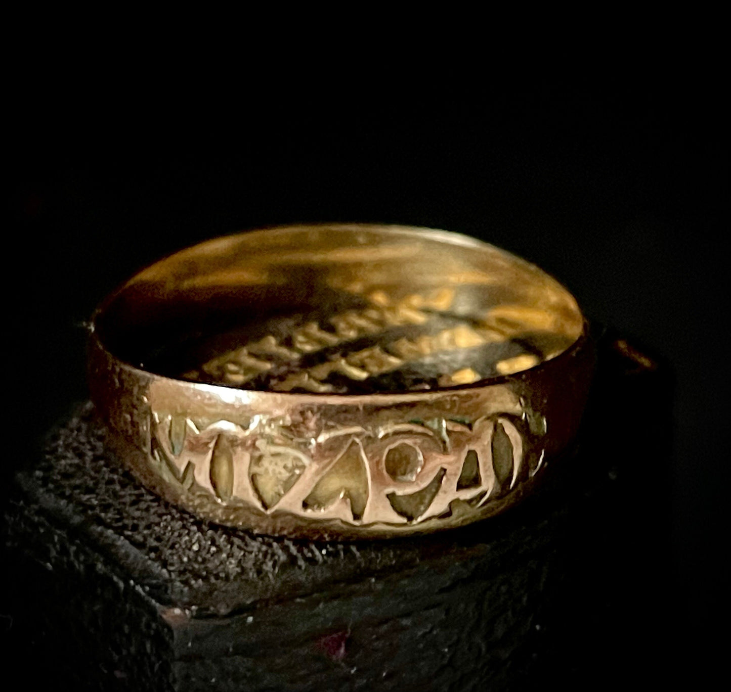 Antique Mizpah Ring in 9 Carat Gold; Circa 1929