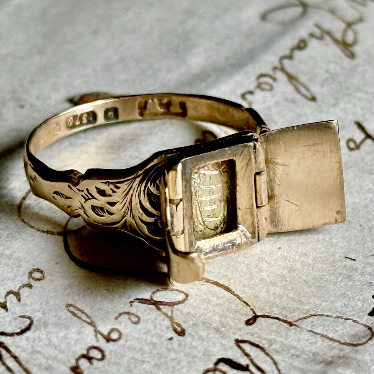 RARE Envelope Locket Ring in 9ct Gold; Circa 1863